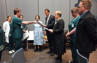 Päivystyksen adressin luovutus Keski-Suomen hyvinvointialueen johdolle.