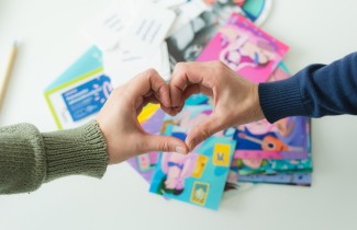 Käsillä tehty sydän ja ehkäisyvalmisteita.