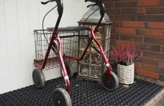 Rollaattori kotiovella