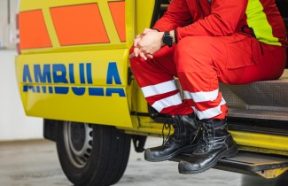 Ensihoitaja istuu ambulanssissa
