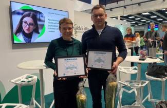 Sairaala Novassa työskentelevät ylilääkärit Johanna Tuukkanen ja Tuomo Kyrönlahti noutivat kunniamaininnat.