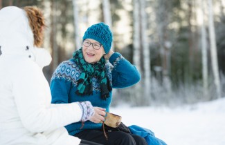 Kaksi ihmistä ulkoilemassa talvisäässä