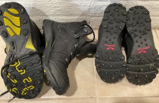 Nastakenkiä lattialla.