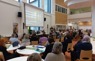 Asukastilaisuus Jämsässä 7.3.2024 -yleisöä Paunun koulun ruokalassa