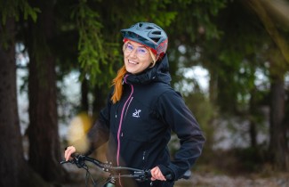 Kuvassa on aikuinen polkypyörän selässä 