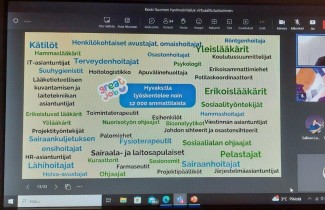 Meneillään olevasta Teams-kokouksesta otetussa kuvassa on dialla kymmeniä eri ammatteja, joita hyvinvointialueelta löytyy. Monipuolisista mahdollisuuksista kertovat videokuvan kera Heljä Lundgrén-Laine ja Essi Rantala.