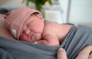 Vauva ihokontaktissa äidin iholla