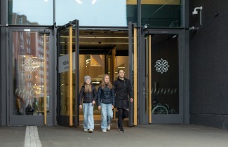 Huoltaja ja lapset tulossa päivystyksestä