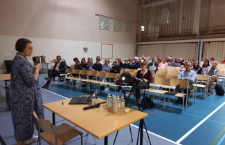 Sosiaali- ja terveyspalveluiden toimialajohtaja Kati Kallimo puhuu asukasillassa.