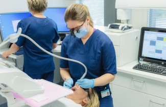 Suun terveydenhuollon ammattilaiset työssä.
