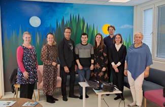 Lasten, nuorten ja perheiden lautakunnan jäseniä vierailulla Kuokkalan perhekeskuksessa.