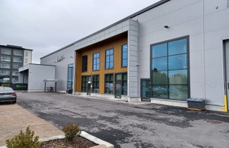 Keski-Suomen hyvinvointialueen logistiikkakeskuksen julkisivu.