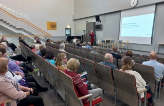 Maria Kaisa Aula avasi Keski-Suomen hyvinvointialueen aluehallituksen asukastilaisuuden Joutsassa.