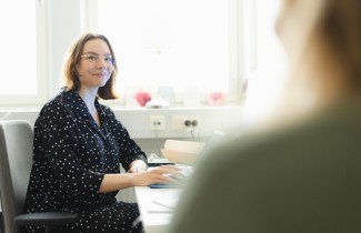 Asiakas sote-ammattilaisen vastaanotolla.