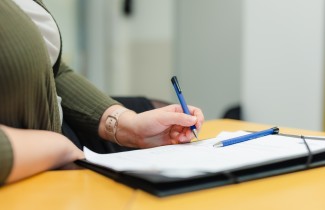 Keski-Suomen hyvinvointialueelta lakkaamassa 330 tehtävää