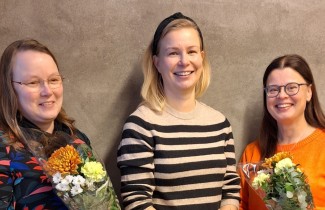 Kolme naista, joista kahdella kukkakimput. Kuva: Jyväskylän kaupunki