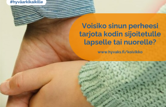 Lapsen ja aikuisen kädet käsi kädessä.