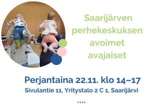 Kaksi aikuista nostaa vauvat ilmaan.