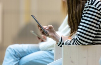 Nuorella on älypuhelin kädessä.