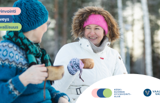 Kaksi ihmistä ovat eväsretkellä talvisessa metsässä.