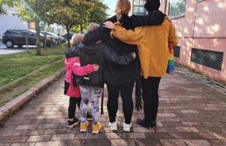 Ihmisiä ryhmässä kadulla.