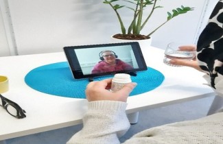 Asiakasta ohjataan lääkkeen otossa etätuen tablettti-tietokoneelta