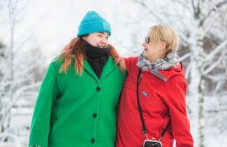 Nuori ja aikuinen katsovat toisiinsa talvisessa maisemassa.