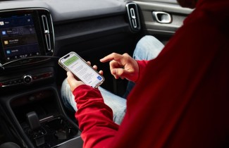 Henkilö selaa puhelinta.