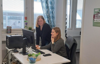 Kaksi työntekijää tietokoneen äärellä.