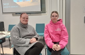 Sairaanhoitajaopiskelijat Riina ja Saga istuvat kokoushuoneessa.