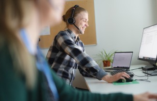 Ammattilainen työskentelee puhelinpalvelussa