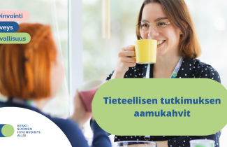 Kaksi naista keskustelevat kahvien parissa.