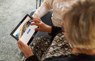 Henkilö tutkii tablet-tietokonetta.