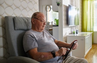 Ihminen selaa tablettia.