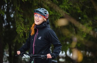 Nainen pyöräilemässä.