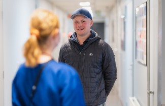 Tyytyväinen asiakas suunterveydenhuollon palveluissa Keski-Suomen hyvinvointialueella.