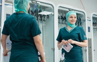 Kaksi Keski-Suomen hyvinvointialueen ammattilaista työskentelemässä.