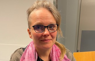 SYTY-koulutukseen osallistuva terveyskeskuslääkäri Hanna Vehmas istuu tuolilla.