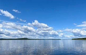 Kumpupilviä järven yllä Keski-Suomessa.