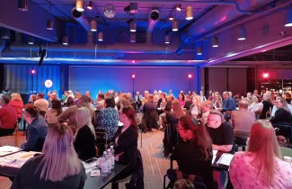 Keski-Suomen hyvinvointialueen esihenkilöitä on kokoontunut Johtamisen kulmakivet -tapahtumaan sankoin joukoin. 