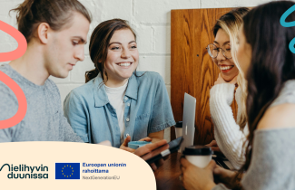 Nuoria ihmisiä keskustelemassa iloisesti yhdessä.