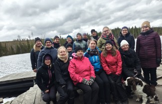 Kotoutumista tukevien sosiaalipalveluiden tiimi on kokoontunut syyssäällä laiturinnokkaan yhteiskuvaan. Käynnissä on työhyvinvointipäivän retki.