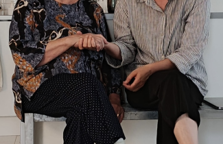 Kaksi ihmistä käsi kädessä.