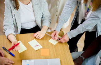 Ihmiset työskentelevät post-it-lapuilla.