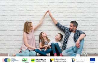 Äiti ja isä muodostavat käsillään katon lastensa päiden päälle.