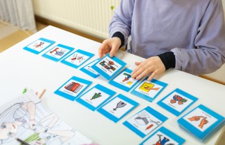 Henkilö tutkii kuvia.