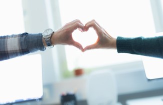 Kahden käden muodostama sydän.