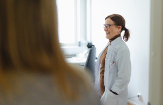 Lääkäri ja asiakas kohtaavat.