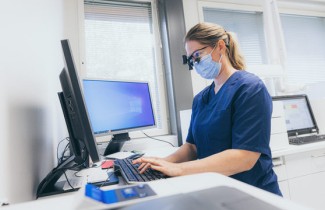 Keski-Suomen hyvinvointialueen ammattilainen työssään.