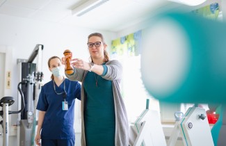 Keski-Suomen hyvinvointialueen fysioterapeutti ohjaa asiakasta.